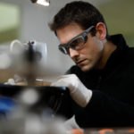 Homme qui porte des lunettes de protection Essilor Pro-Safety afin d'assurer sa sécurité dans son environnement de travail en industrie
